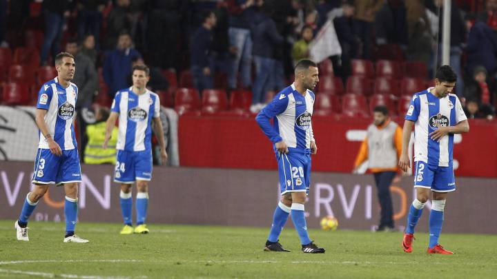 Varios jugadores del Depor lamentan uno de los goles encajados contra el Sevilla