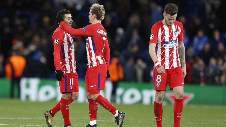 Griezmann consuela a Correa junto a Saúl cabizbajo en Stamford Bridge.