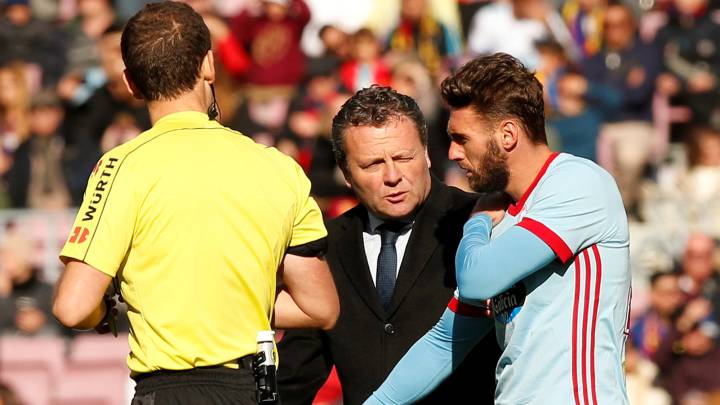 Sergi Gómez se retira lesionado junto al doctor Cota en el partido entre el Barcelona y el Celta.