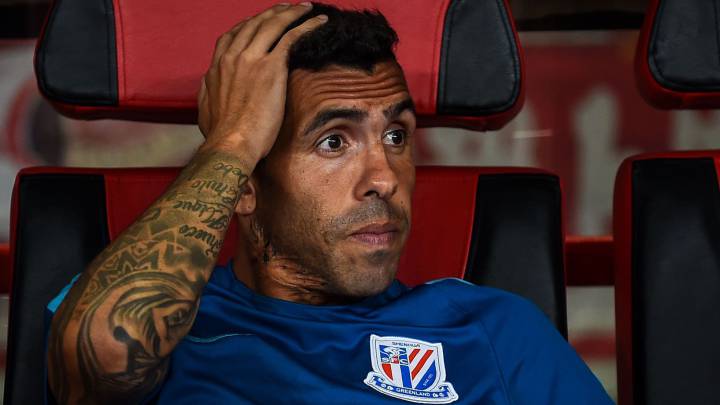 Tévez, en el banquillo, durante un partido del Shanghai.