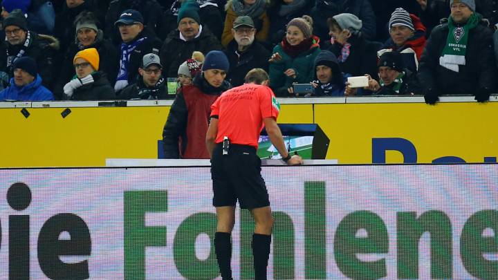 Un árbitro de la Bundesliga revisando el VAR.