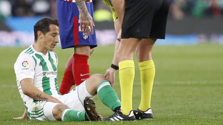 El medio mexicano del Betis Andrés Guardado se tuvo que retirar del campo lesionado. Dijo "me rompí" antes de salir y podría no volver al menos hasta 2017.