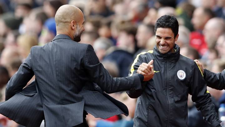 Arteta celebra un gol con Guardiola.