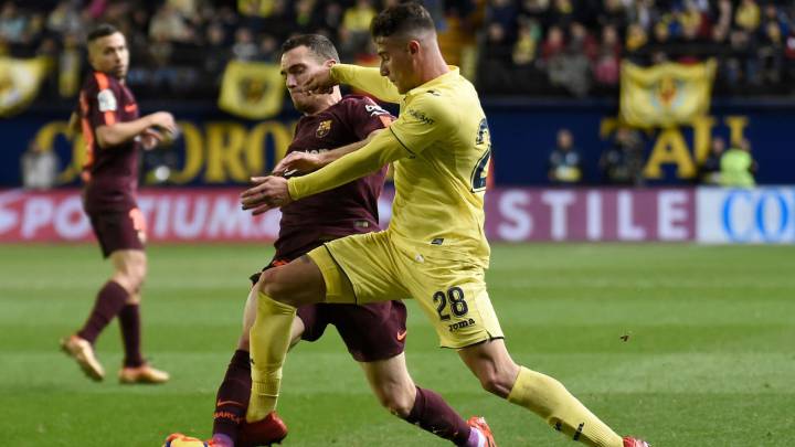 Thomas Vermaelen, jugador del Barcelona, y Raba, del Villarreal, en un duelo de LaLiga Santander.