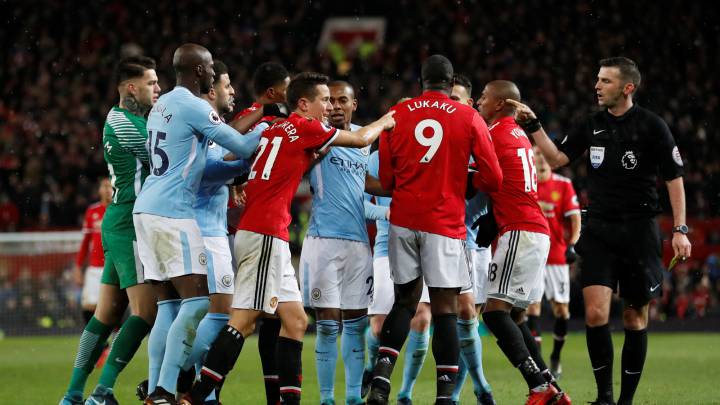Jugadores del United y City discuten entre ellos durante el derbi de Manchester.