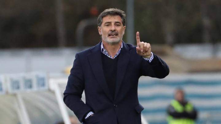 Míchel, dando instrucciones el domingo en Anoeta.