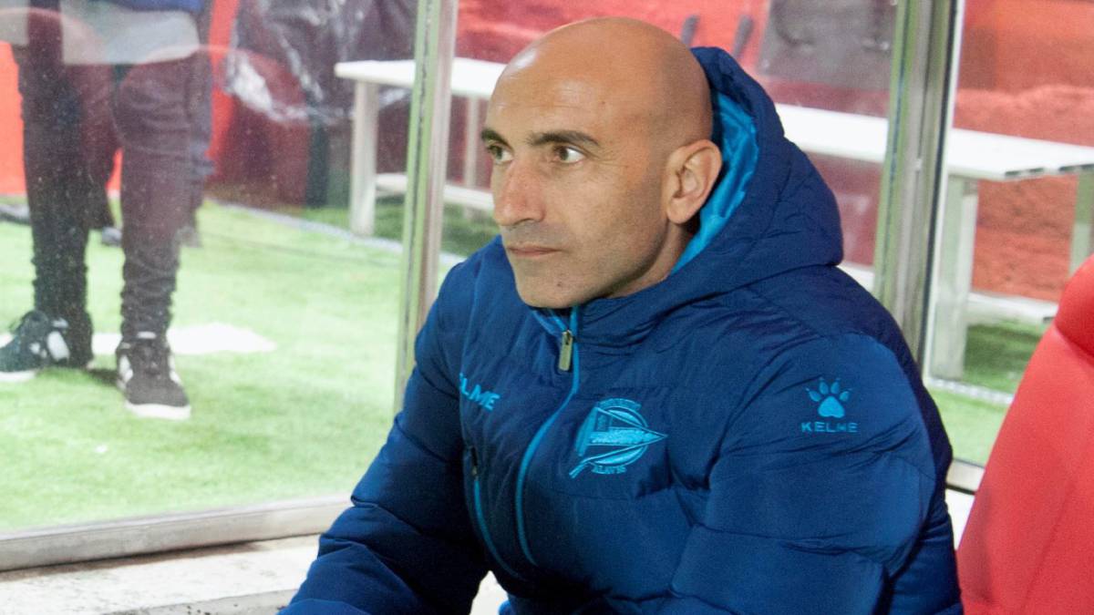 El entrenador del Alavés, Abelardo Fernández, en el banquillo en su partido ante el Girona, de la decimocuarta jornada de liga en Primera División que se disputa en el estadio de Montilivi.