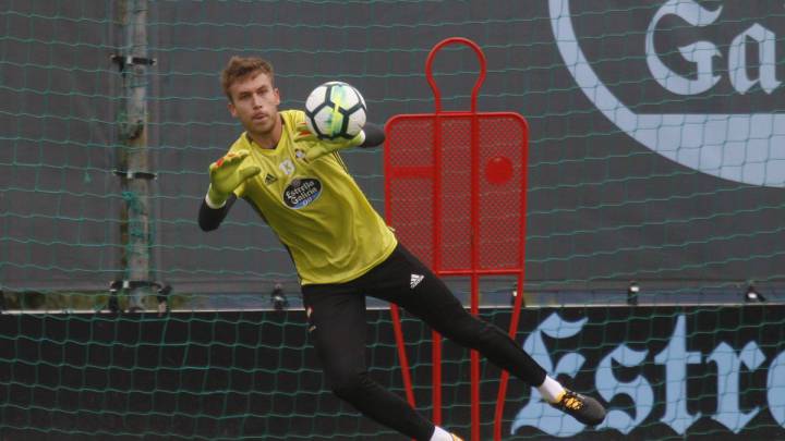 El portero Rubén Blanco detiene un balón durante un entrenamiento en A Madroa.