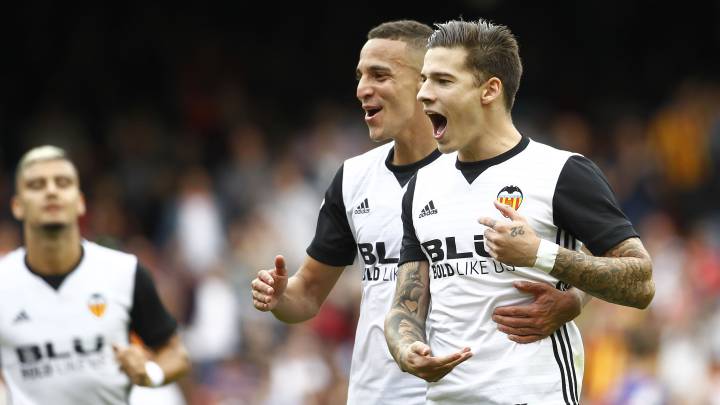 Santi Mina y Rodrigo celebran un gol..