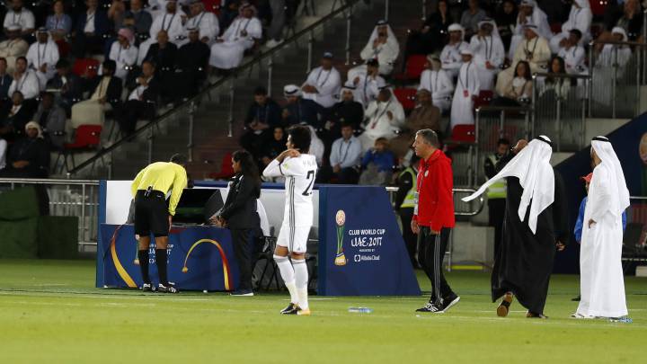 El árbitro Sandro Ricci acude para consultar el VAR tras anular un gol a Casemiro en las semifinales del Mundial de Clubes entre el Real Madrid y el Al Jazira.