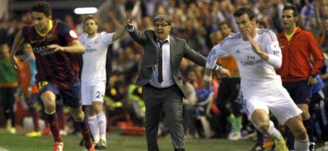 Gareth Bale deja atrás a Marc Bartra en la final de Copa del Rey de 2014, disputada por Real Madrid y Barcelona en Mestalla.