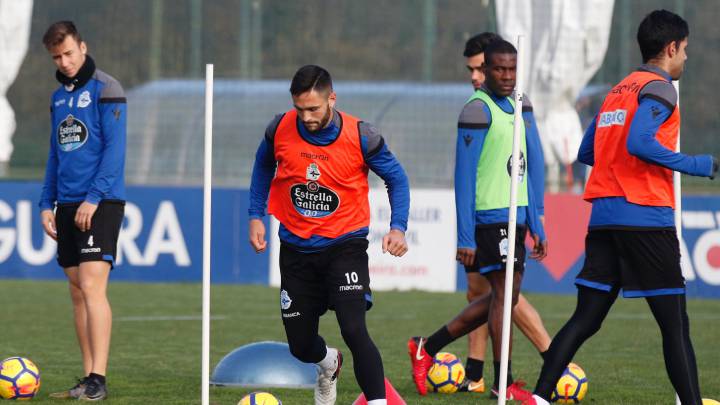 Andone conduce el balón en un entrenamiento del Deportivo
