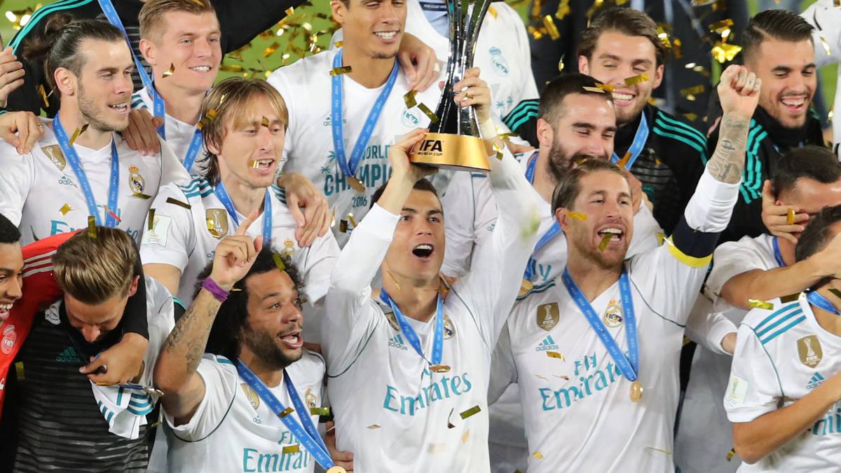 Cristiano levanta el trofeo que acredita al Real Madrid como ganador del Mundial de Clubes.