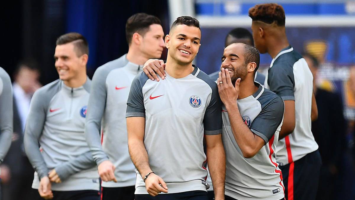Ben Arfa y Lucas Moura conversan durante un calentamiento del PSG.