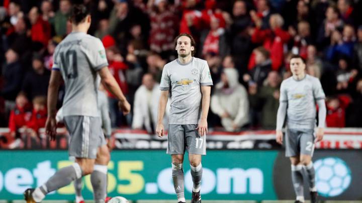 Zlatan Ibrahimovic y Daley Blind en una imagen del encuentro de la Carabao Cup (Copa de la Liga inglesa) disputado contra el Bristol City.