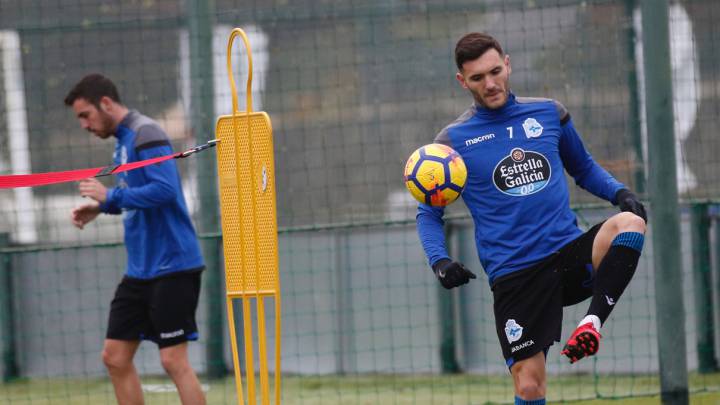 Lucas Pérez en un entrenamiento del Depor en Abegondo tocando balón