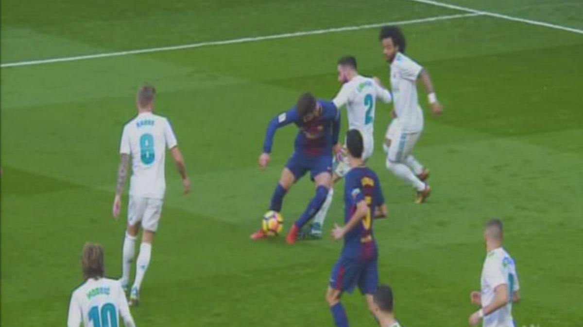 El Clásico: Piqué should have had penalty, says AS resident ref