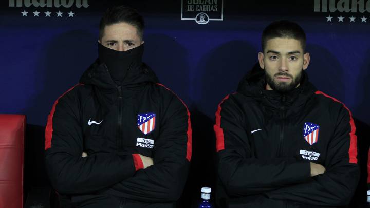Carrasco, junto a Fernando Torres en el banquillo durante el partido contra el Alavés.