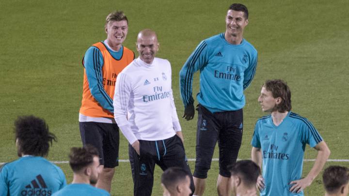 Zidane y sus jugadores en un entrenamiento del Madrid.