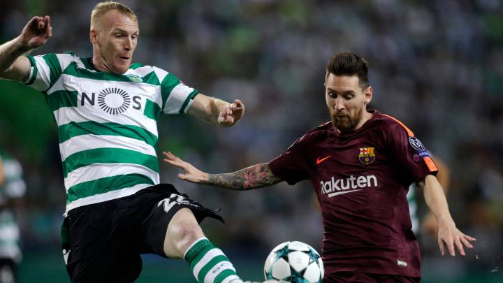 El francés del Sporting de Portugal, Jeremy Mathieu, pugnando por un balón con Leo Messi.