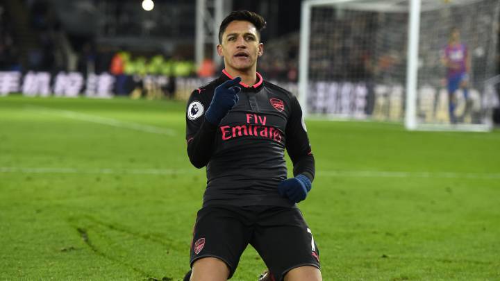 Alexis Sánchez festejando uno de los goles contra el Crystal Palace.