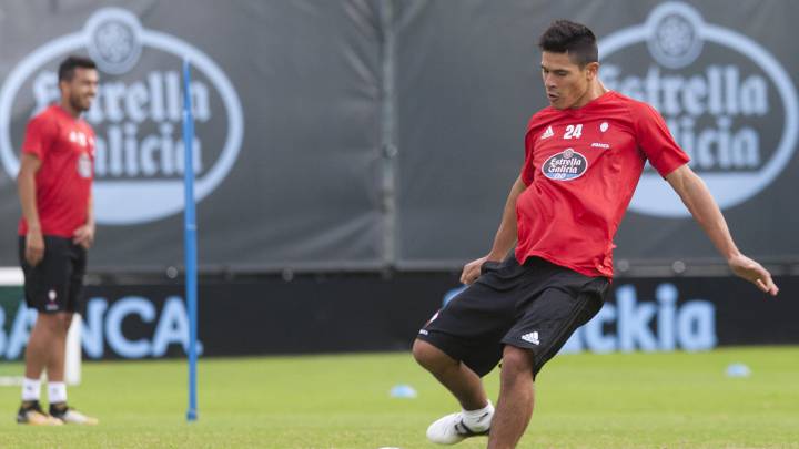 Facundo Roncaglia golpea el balón durante un entrenamiento del Celta en las instalacioes de A Madroa.