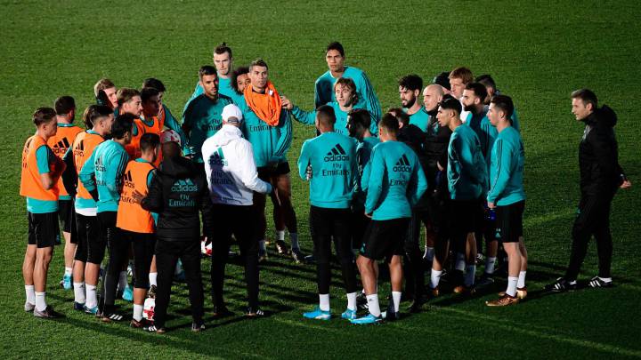 Zidane y la plantilla del Madrid, durante un entrenamiento.