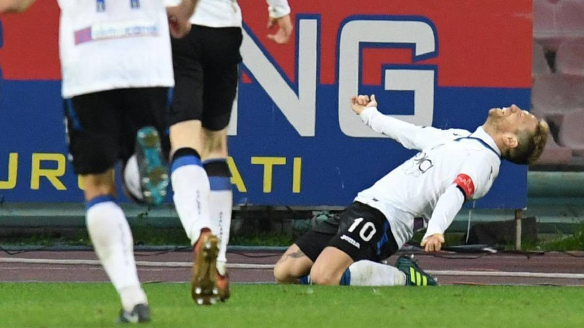 Alejandro Gómez de Atalanta celebra luego de anotar hoy contra el Népoles.