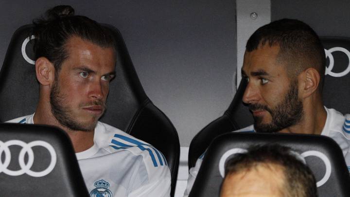 Gareth Bale y Karim Benzema en el banquillo durante el último Trofeo Santiago Bernabéu.