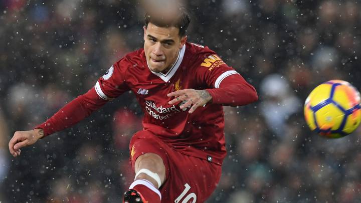 Philippe Coutinho golpea el balón en un partido reciente del Liverpool.