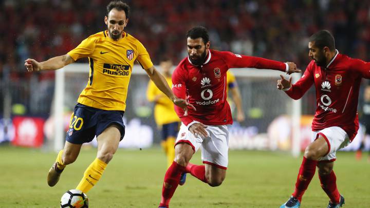 Juanfran, pretendido por el Roma, en el amistoso que el Atlético jugó ante el Al Ahly esta Navidad.