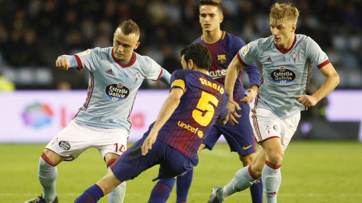 Lobotka disputa un balón con Busquets durante el partido de Copa entre el Celta y el Barcelona.