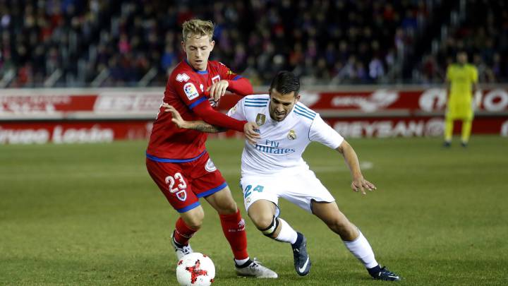 Dani Nieto luchando un balón con Ceballos.
