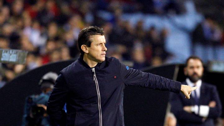Juan Carlos Unzué da indicaciones a sus futbolistas durante el partido contra el Barcelona.