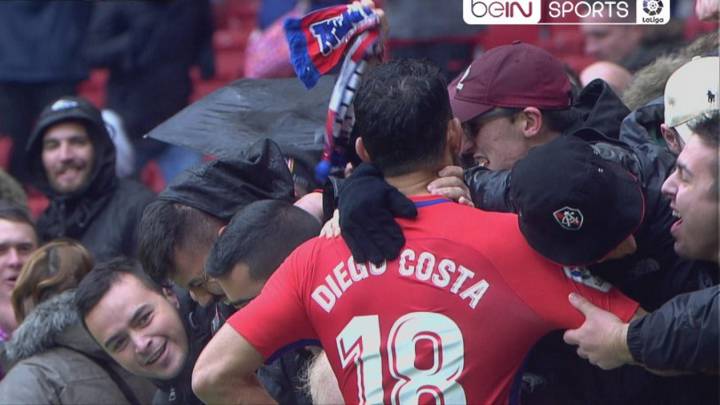 Diego Costa celebra su gol con los aficionados.