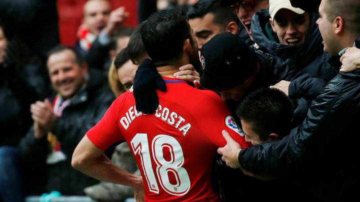 Diego Costa celebra su gol con los aficionados.