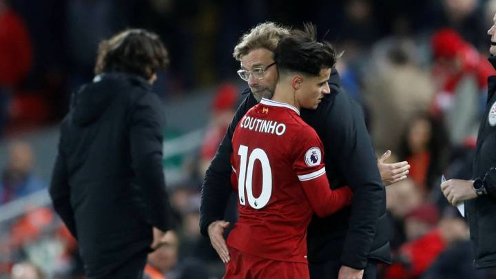 Philippe Coutinho abraza a Juergen Klopp.