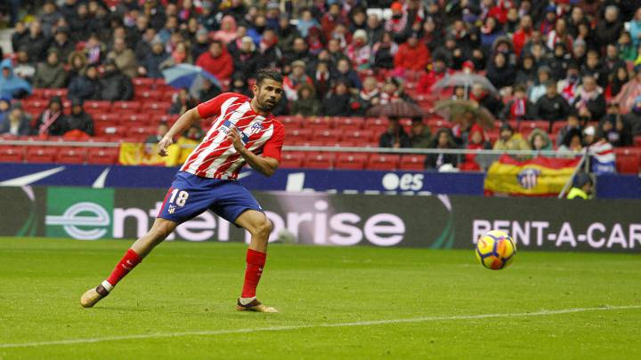 Diego Costa remata y marca el 2-0 en el Atlético-Getafe.