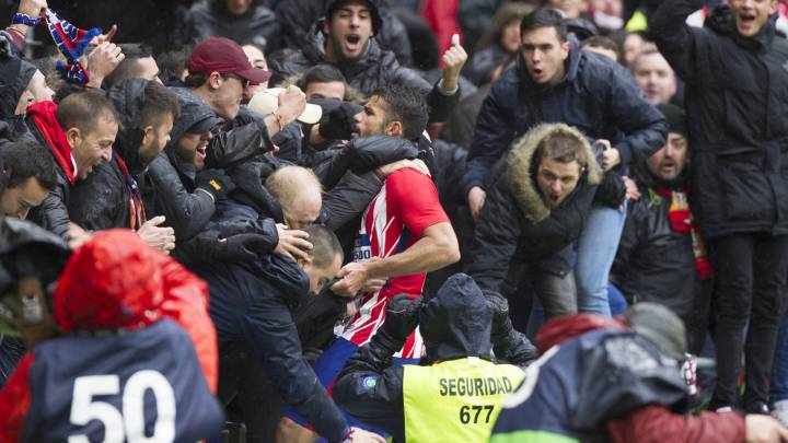 Costa celebró con el público el gol y le costó la segunda amarilla.