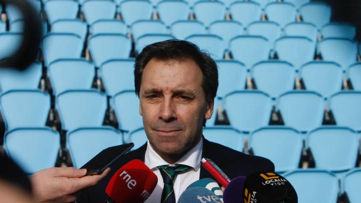 Felipe Miñambres, director deportivo del Celta, responde a las preguntas de los periodistas.
