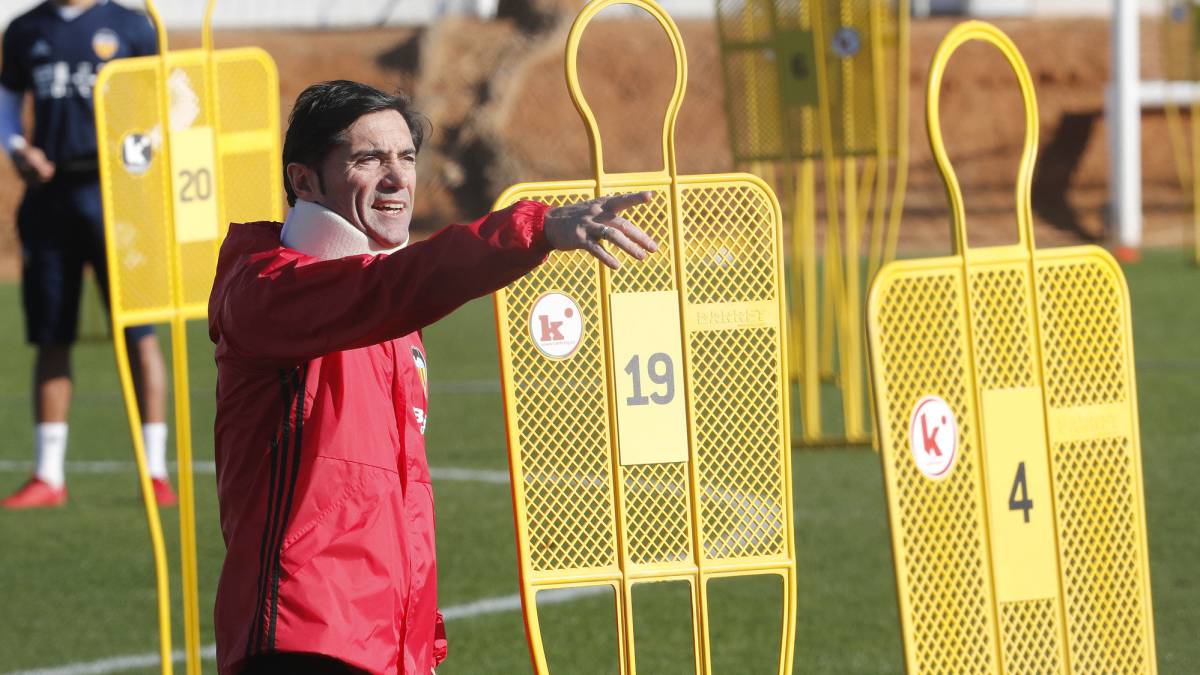 Marcelino da indicaciones durante un entrenamiento del Valencia