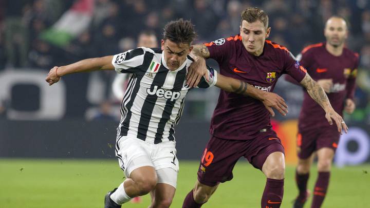 Dybala intenta zafarse de Digne en el Juventus-Barcelona de la fase de grupos de la Champions.