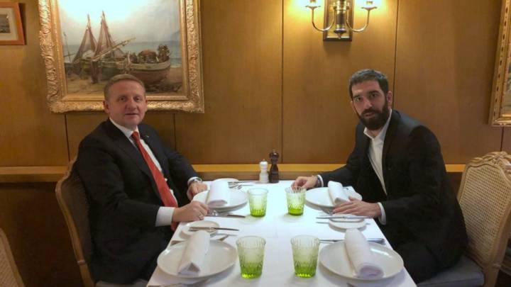 Arda Turan en una reunión.