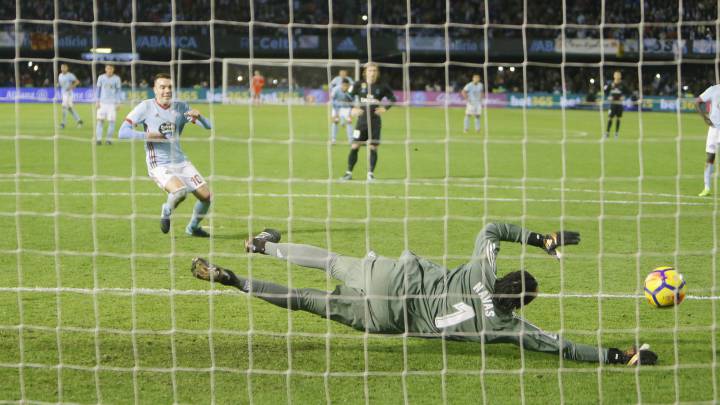 Keylor Navas parando un penalti a Iago Aspas.