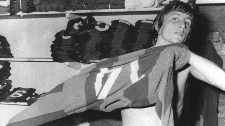 Johan Cruyff enfundandose la camiseta del Barça.