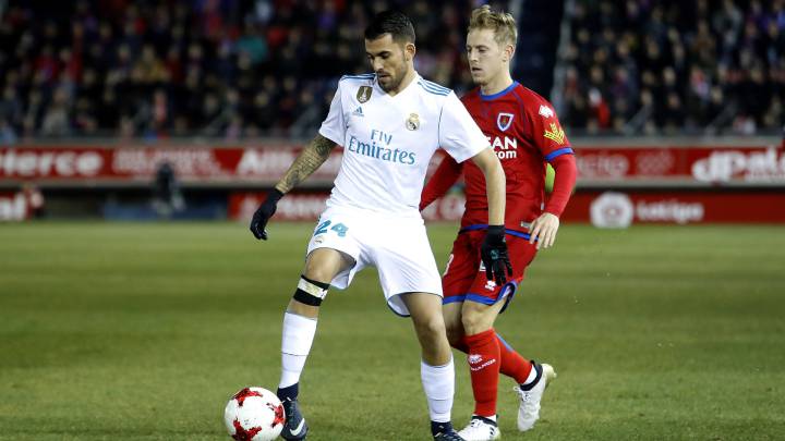 Dani Ceballos (Real Madrid) protege el balón ante la presión de un jugador del Numancia.
