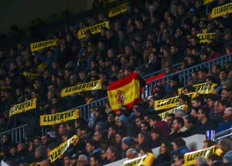 El Camp Nou pidió la libertad de los presos soberanistas y se coló una bandera española