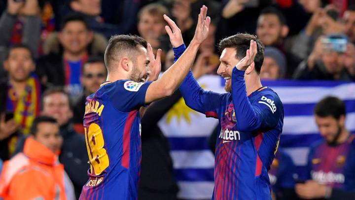Jordi Alba y Messi celebran uno de los goles del Barça.