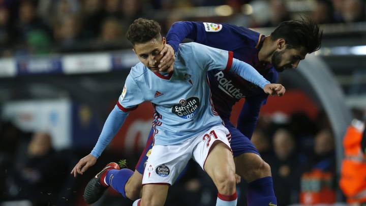 Emre Mor pugna por el balón con Andre Gomes