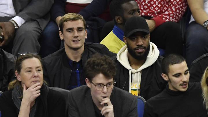 El jugador de Atletico Madrid Antoine Griezmann y su colega de Arsenal Alexandre Lacazette adurante un juego de la NBA entre Philadelphia 76ers y Boston Celtics en Londres.